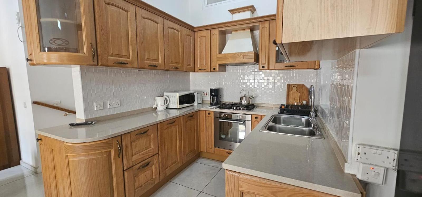 Villa 3 Floors On Promenade 4 Bedrooms 3 Bathrooms V1 *